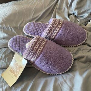 MUK LUKS LAVENDER  WOMENS SLIPPERS  - SIZE 5-6 SMALL - MEMORY FOAM - NEW IN PKG.